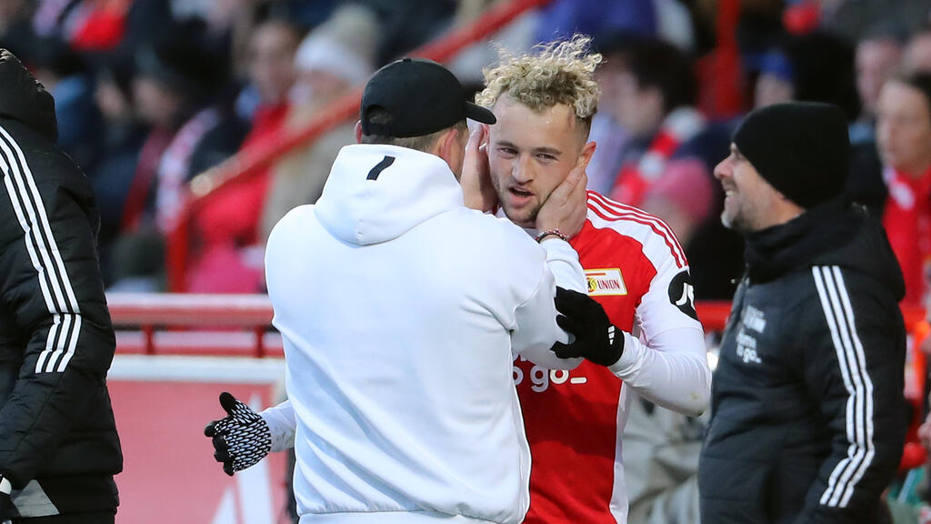Benedict Hollerbach freut sich mit Trainer Steffen Baumgart über den Sieg von Union Berlin Benedict Hollerbach freut sich mit Trainer Steffen Baumgart über den Sieg von Union Berlin