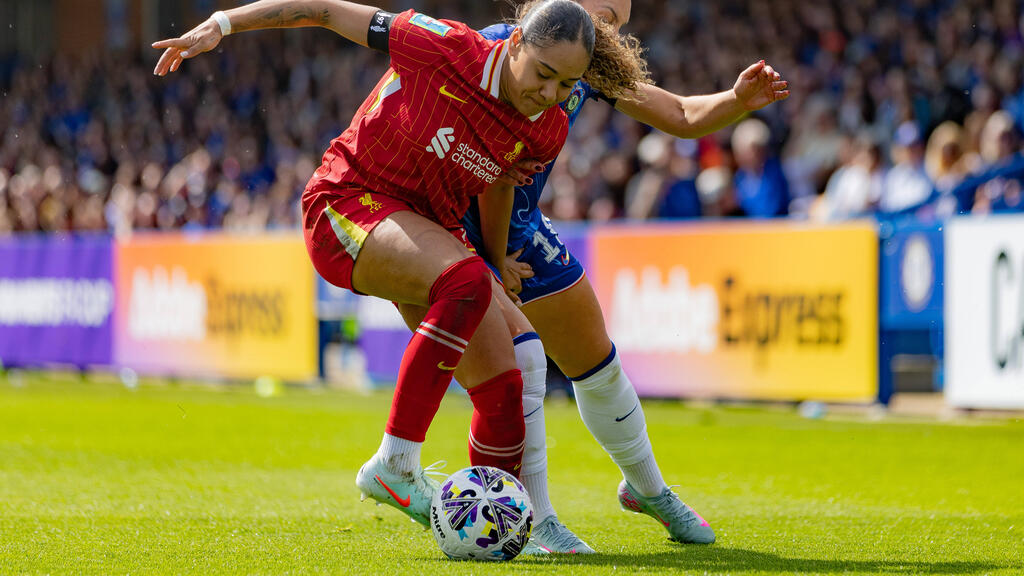 Olivia Smith tritt künftig für Arsenal gegen den Ball Olivia Smith tritt künftig für Arsenal gegen den Ball
