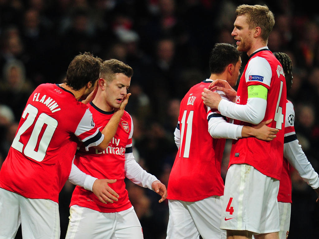 Jack Wilshere (2.v.l.) kann sich von seinen Teamkollegen feiern lassen: In der Champions-League-Partie seines Arsenal FC gegen Olympique Marseille hat er mit dem Treffer zum 2:0 den Sack zugemacht (26.11.2013). Jack Wilshere (2.v.l.) kann sich von seinen Teamkollegen feiern lassen: In der Champions-League-Partie seines Arsenal FC gegen Olympique Marseille hat er mit dem Treffer zum 2:0 den Sack zugemacht (26.11.2013).