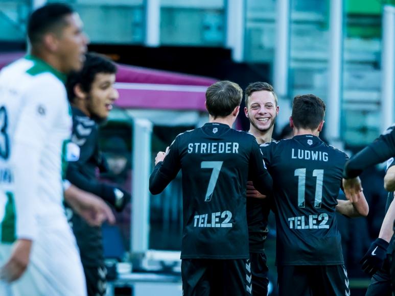 Lachende gezichten bij FC Utrecht, wanneer Bart Ramselaar de ploeg op voorsprong zet tegen FC Groningen.