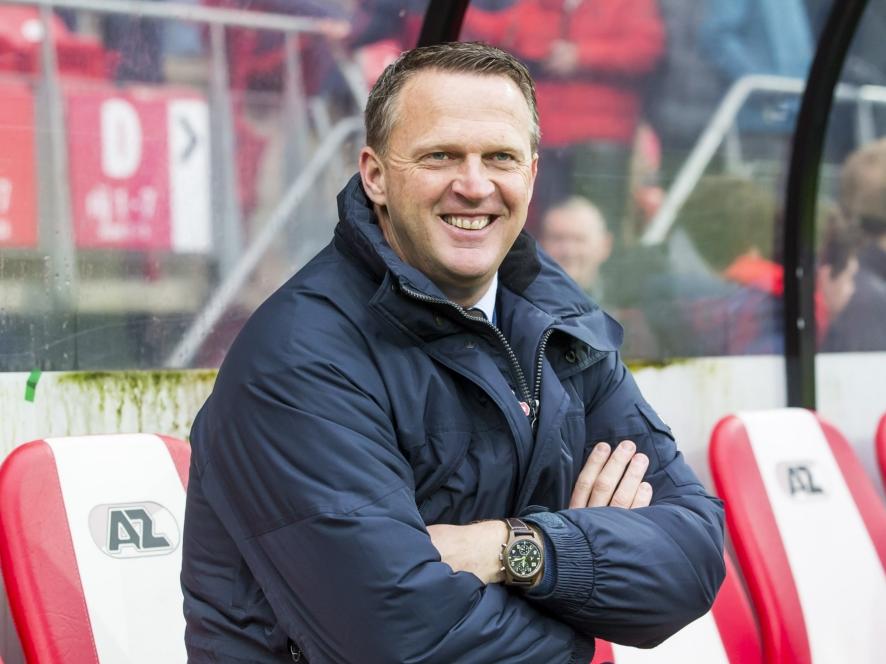 AZ-trainer John van den Brom kan met een grote glimlach naar zijn team kijken, wanneer zijn ploeg met 4-2 leidt tegen Feyenoord. (24-01-2016)