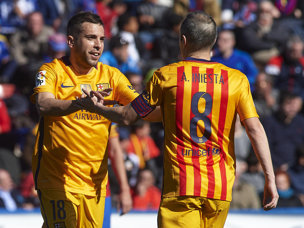 Jordi Alba (l.) hatte großen Anteil an Levantes Eigentor zum 0:1