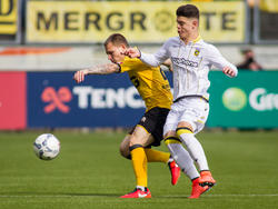 Martin Milec (l.) probeert Milot Rashica (r.) van de bal te houden tijdens Roda JC - Vitesse. (06-03-2016)