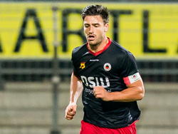 Sander Fischer zoekt naar afspeelmogelijkheden tijdens het competitieduel Excelsior - FC Twente. (26-10-2014)