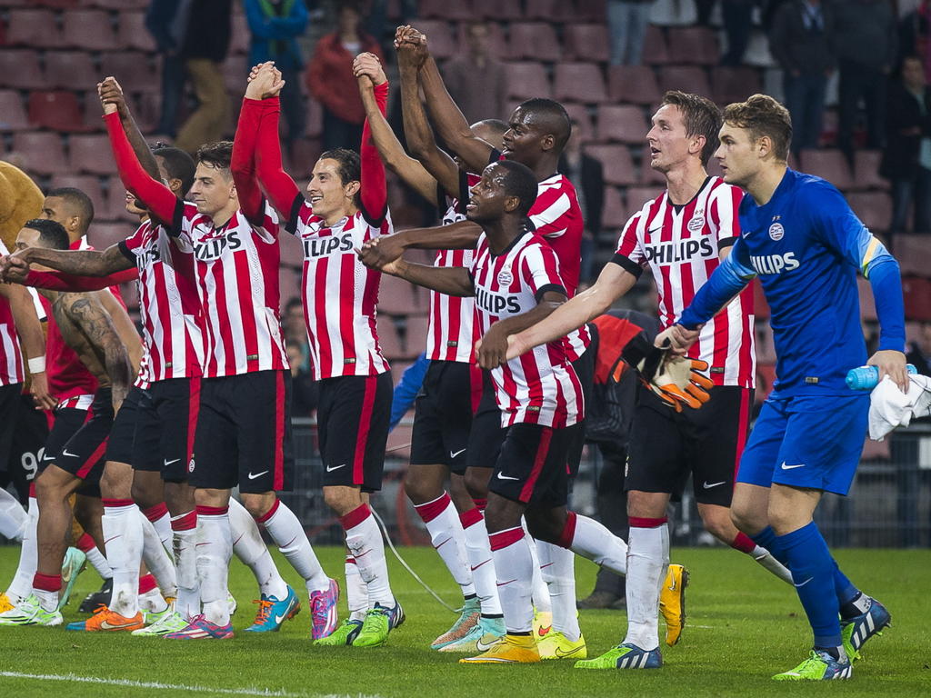 De spelers van PSV vieren de zwaarbevochte 1-0 overwinning op ADO Den Haag. (01-11-2014)