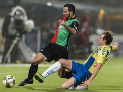 Simon van Zeelst probeert namens RKC Waalwijk de bal van NEC-middenvelder Tom Daemen te onderscheppen (23-010-2015).