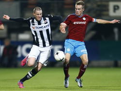Wout Weghorst (l.) en Maikel Kieftenbeld (r.) vechten een stevig duel uit tijdens Heracles Almelo - FC Groningen. (05-02-2015)