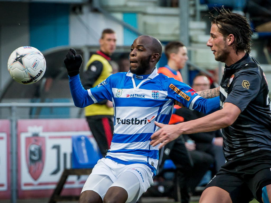 PEC Zwolle speler Jody Lukoki (l.) en Willem II speler Mitchell Dijks (r.) hebben alleen oog voor de bal. (04-04-2015)