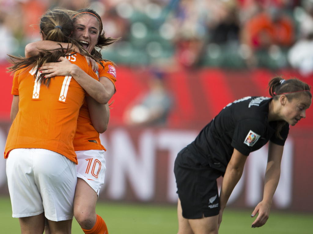 Daniëlle van de Donk (m.) feliciteert Lieke Martens (l.) met haar doelpunt tijdens het WK-duel Nieuw-Zeeland - Nederland. (07-06-2015)