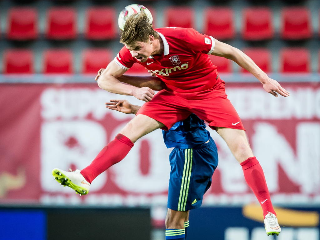 Jari Oosterwijk wint een kopduel tijdens het competitieduel Jong FC Twente - Jong Ajax. (20-04-2015)