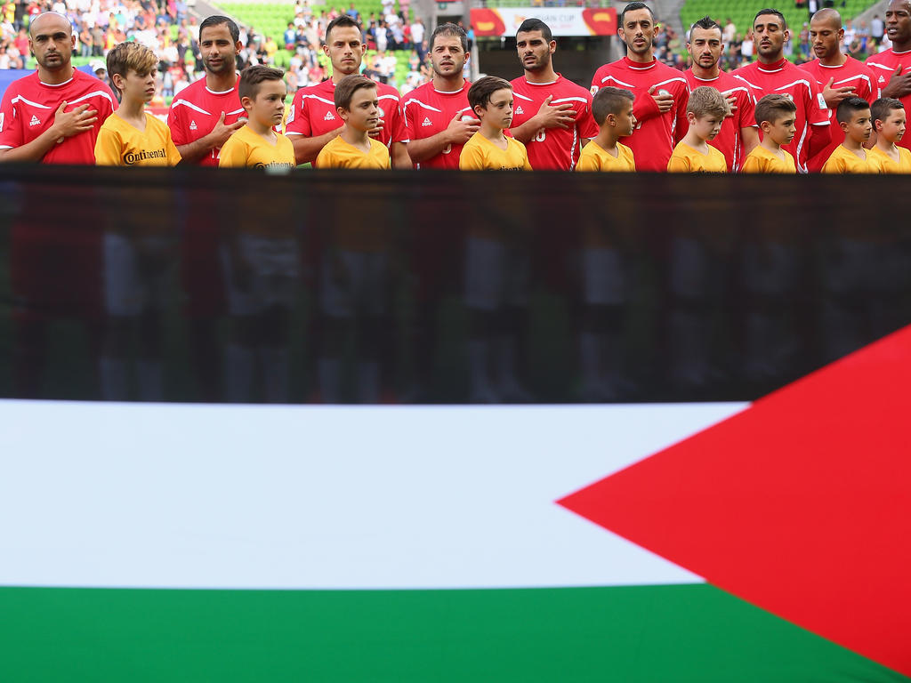 Vor dem Duell mit Jordanien in der Gruppe D lauschen die Spieler Palästinas ihrer Nationalhymne. Die Partie geht mit 1:5 verloren. (16.01.2015)