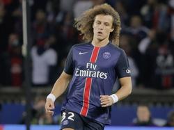 David Luiz behoudt het overzicht tijdens de Franse topwedstrijd tussen Paris Saint-Germain en Olympique Marseille. (04-10-2015)