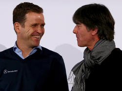 Teammanager Oliver Bierhoff (l.) und Bundestrainer Jogi Löw gehören auch zu den zahlreichen Gratulanten