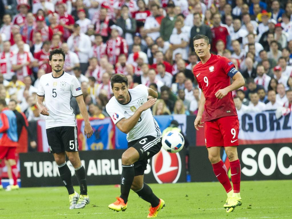 Robert Lewandowski ante Alemania durante la Eurocopa de Francia. (Foto: Getty)