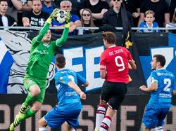 Micky van der Hart plukt als doelman een bal uit de lucht tijdens een duel van PEC Zwolle met PSV. (20-08-2016)
