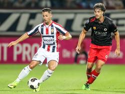Fran Sol (l.) probeert te ontsnappen aan Jurgen Mattheij (r.) tijdens het competitieduel Willem II - Excelsior (17-09-2016).
