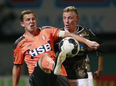 Jack Tuyp (l.) vecht een duel uit met Joris Kramer (r.) tijdens het competitieduel FC Dordrecht - FC Volendam (24-09-2016).