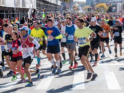 Raúl (vorn in gelbgrün) lief in New York den Marathon mit