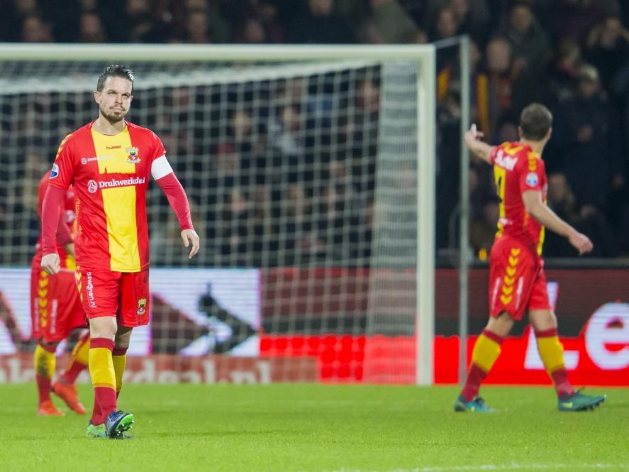Sander Duits loopt met ingehouden woede terug naar de middenstip, nadat hij met Go Ahead Eagles op achterstand is gekomen tegen Willem II. (25-11-2016)