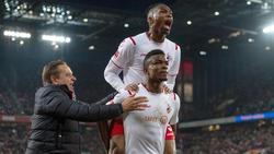 Kölns Sportdirektor Horst Heldt (l.) ist zu Jhon Córdoba gelaufen