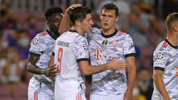Stars des FC Bayern unter sich: Lewandowski (l.) wird von Pavard (r.) beglückwünscht