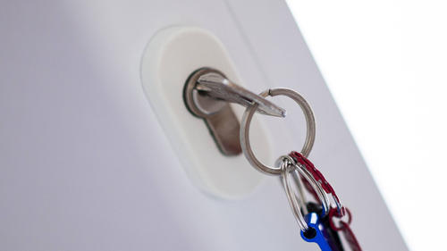 Für gezahlte Beträge vor Ort immer eine Quittung durch den Schlüsseldienst ausstellen lassen. Besser noch: Auf eine Rechnungslegung und spätere Zahlung bestehen.
