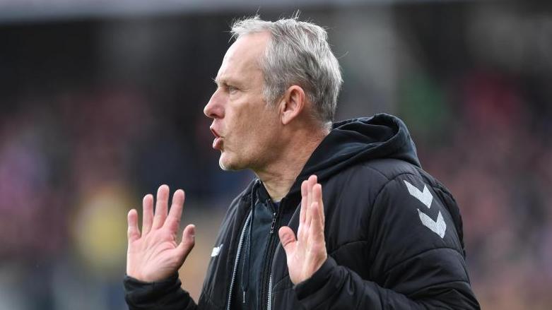 Befürwortet die Fortsetzung der Bundesliga: Freiburg-Coach Christian Streich Befürwortet die Fortsetzung der Bundesliga: Freiburg-Coach Christian Streich
