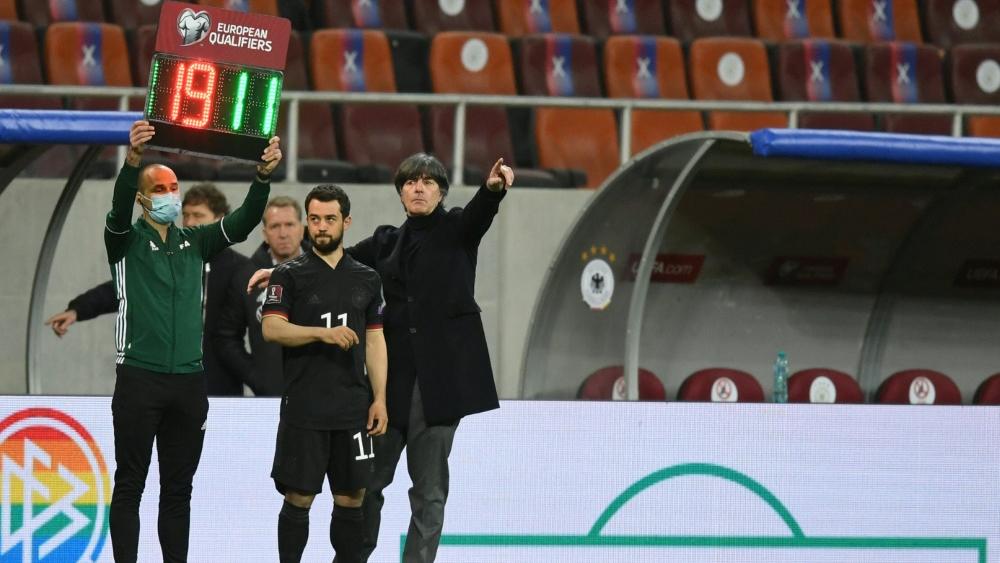 Joachim Löw (r.) denkt über personelle Veränderungen nach Joachim Löw (r.) denkt über personelle Veränderungen nach