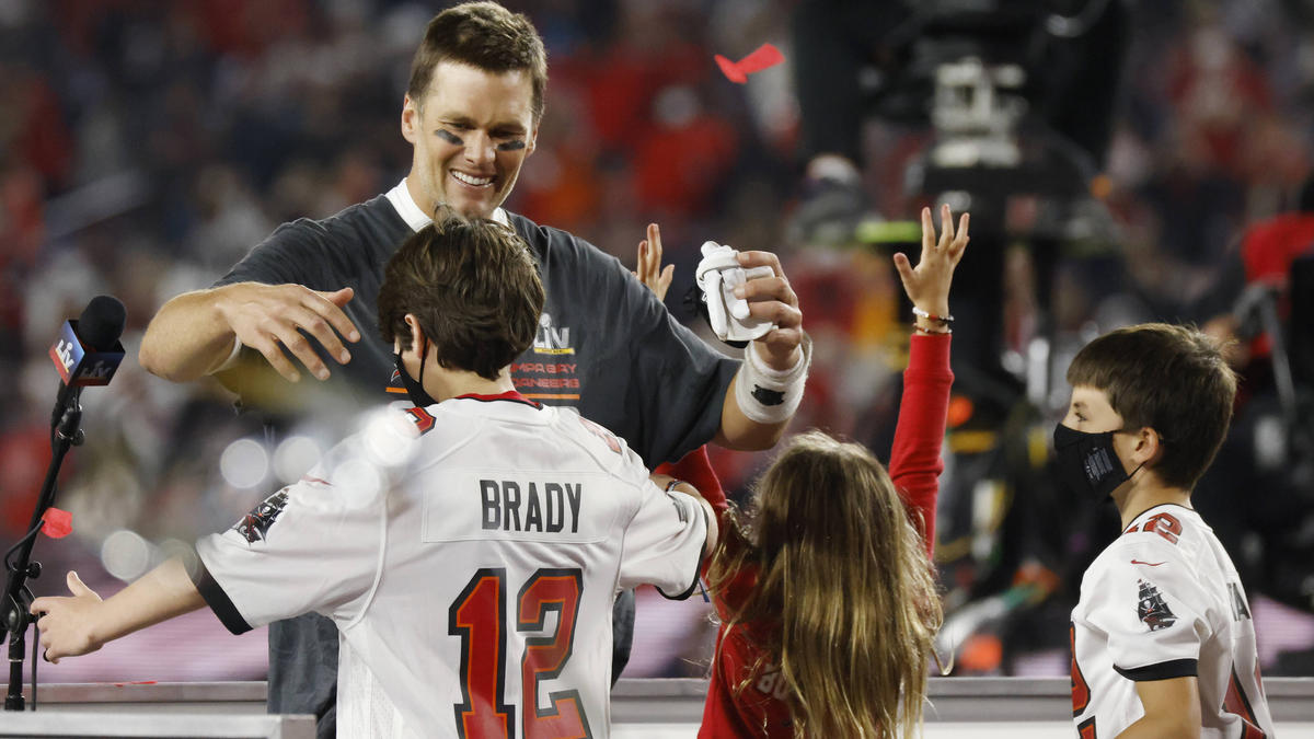 Tom Brady feiert 2021 mit seinen Kindern seinen Super-Bowl-Sieg mit Tampa Bay