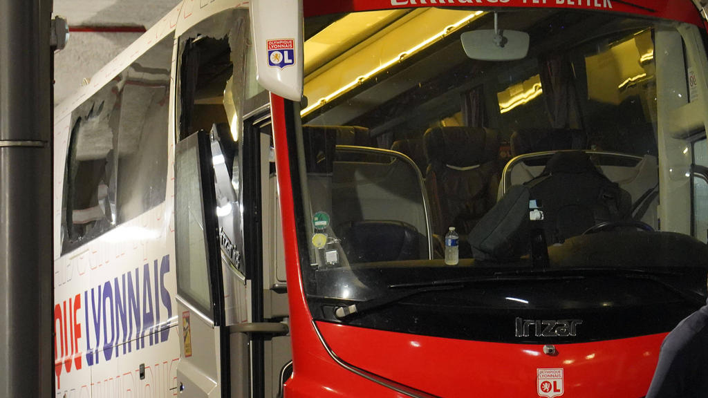 Der Bus von Olympique Lyon wurde durch den Angriff beschädigt