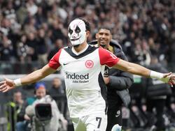 Frankfurts Omar Marmoush zog sich für seinen Jubel eine Halloween-Maske auf.