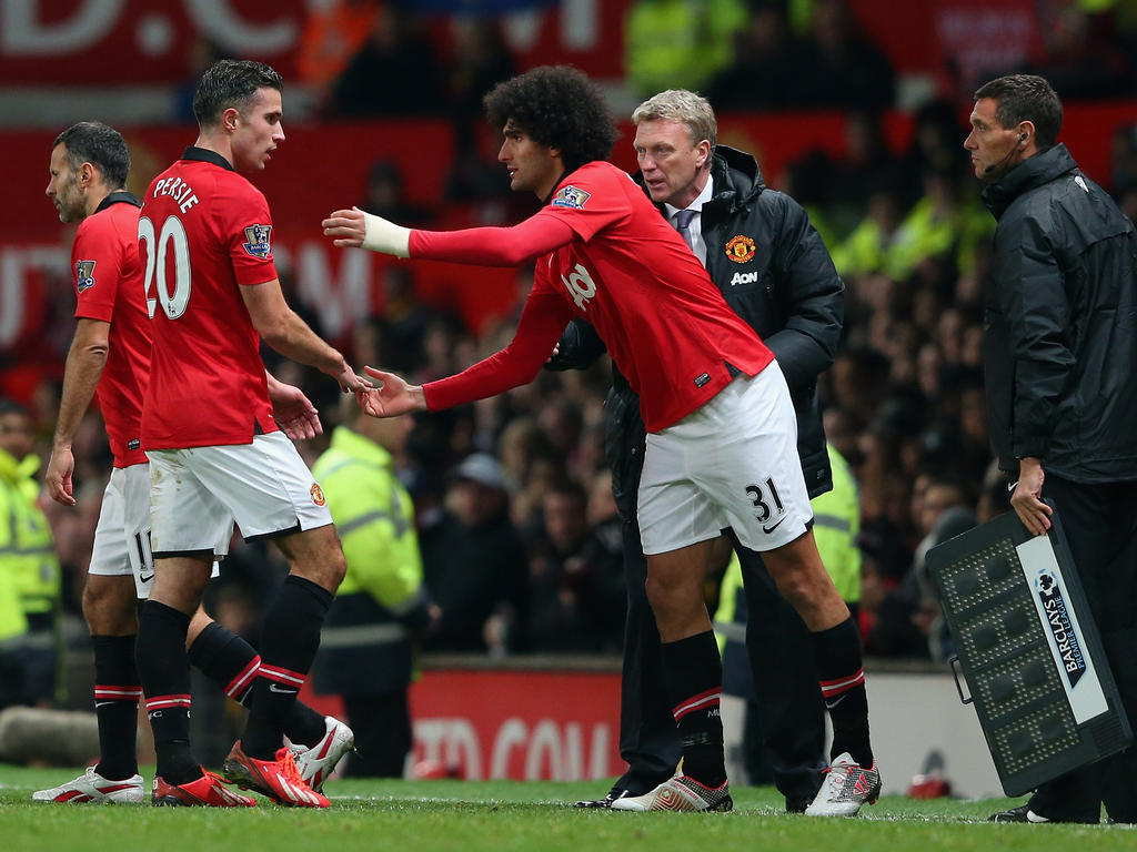 Robin van Persie wordt tijdens het duel met Arsenal vervangen door Marouane Fellaini. (10-11-2013)