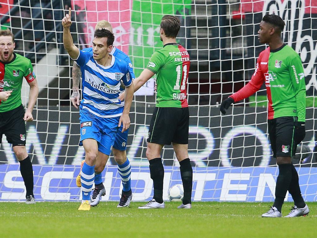 Trent Sainsbury (l.) steekt zijn vingertje in de lucht, want hij heeft met zijn eerste Eredivisie-doelpunt de 0-1 van PEC Zwolle tegen NEC Nijmegen gemaakt. (06-12-2015)