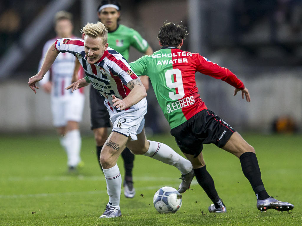 Willem II-aanvaller Nick van der Velden (l.) probeert de bal mee te nemen, maar daar slaagt hij niet in. Daardoor kan NEC'er Joey Sleegers (r.) overnemen. (17-01-2016)