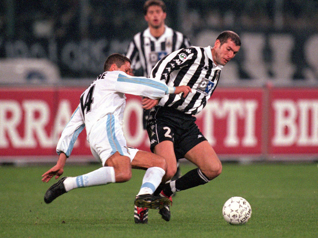En abril 2000, la Juve de Zidane fue derrotada por la Lazio con un gol de Simeone. (Foto: Getty)
