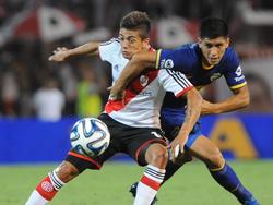 River Plates Manuel Lanzini (l.) und Nahuel Zarate von den Boca Juniors kämpfen im Derby um den Ball