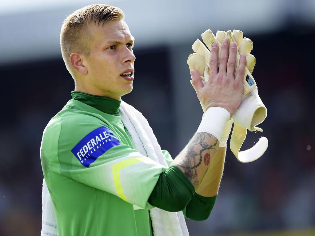 Na afloop van het verloren uitduel tegen KV Mechelen dankt doelman Marco Bizot de supporters van zijn club Racing Genk (27-07-2014). Na afloop van het verloren uitduel tegen KV Mechelen dankt doelman Marco Bizot de supporters van zijn club Racing Genk (27-07-2014).