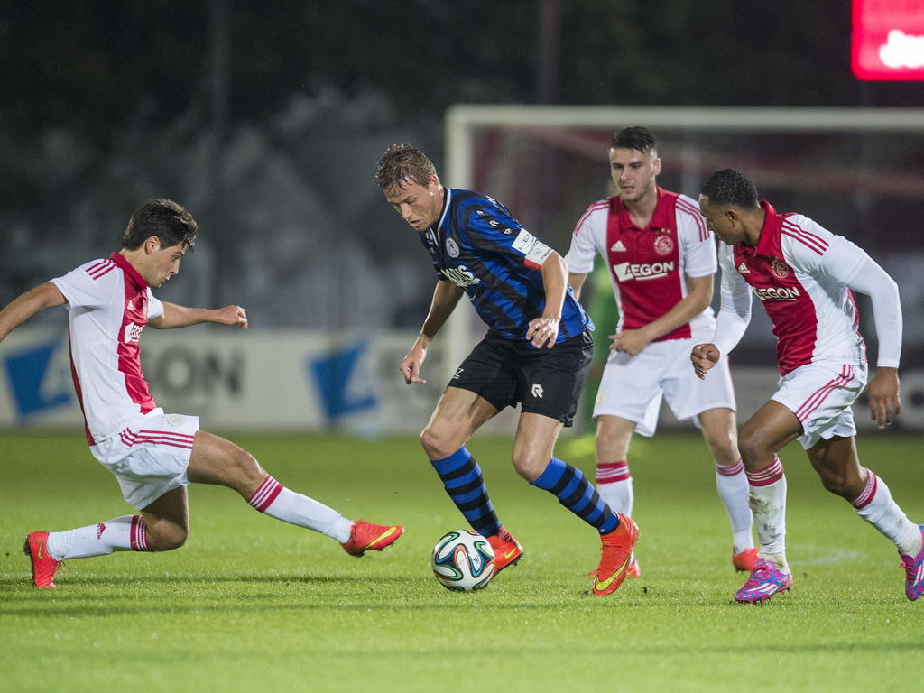 Robert van Boxel (Sparta Rotterdam) probeert drie spelers van Jong Ajax van zich af te schudden. (15-09-2014).