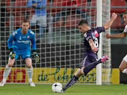 Deniz Türüç (r.) verschalkt doelman Robbin Ruiter (l.) door de bal in de linkerhoek te schieten. Een snelle aansluitingstreffer (2-1) tijdens het duel FC Utrecht - Go Ahead Eagles in de Eredivisie. (06-10-14)