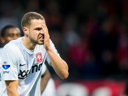 Luc Castaignos van FC Twente slaat zichzelf voor z'n kop in het competitieduel met Excelsior. (26-10-2014)