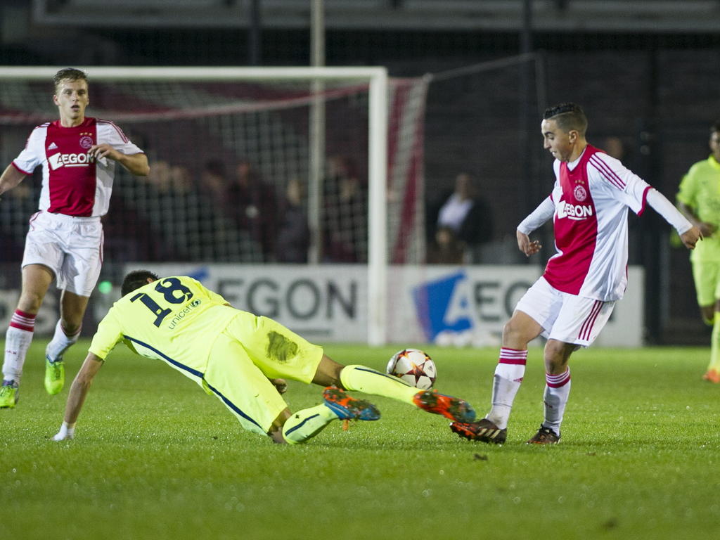 Abdelhak Nouri (r.) is slim in het duel met Adriá Vilanova. De speler van Ajax A1 wipt de bal over de sliding van de Spanjaard heen. (04-11-2014) Abdelhak Nouri (r.) is slim in het duel met Adriá Vilanova. De speler van Ajax A1 wipt de bal over de sliding van de Spanjaard heen. (04-11-2014)