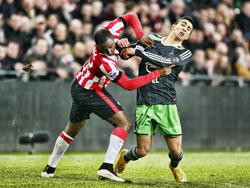 Jetro Willems (l.) en Bilal Başaçıkoğlu (r.) vechten een duel uit tijdens PSV Eindhoven - Feyenoord. (17-12-2014)