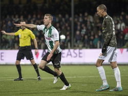 Michael de Leeuw (l.) weet wie hij moet bedanken na zijn treffer tegen FC Dordrecht. Ryan Koolwijk druipt sip af. (20-12-2014)