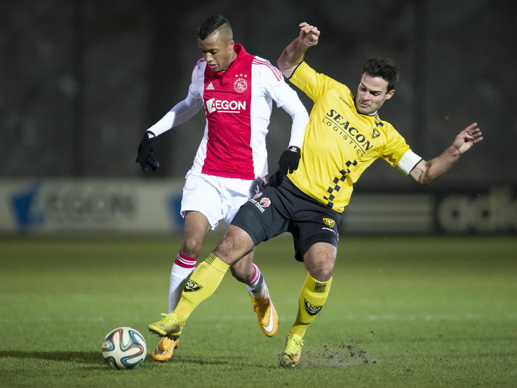 Guus Joppen (r.) komt invliegen voor een tackle op de bal om Richairo Živković van de bal te zetten tijdens het competitieduel Jong Ajax - VVV-Venlo. (01-12-2014)