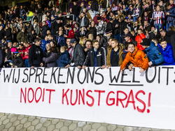Fans van de thuisploeg geven hun mening over kunstgras via een spandoek tijdens de wedstrijd Willem II - Excelsior. (22-11-2014)