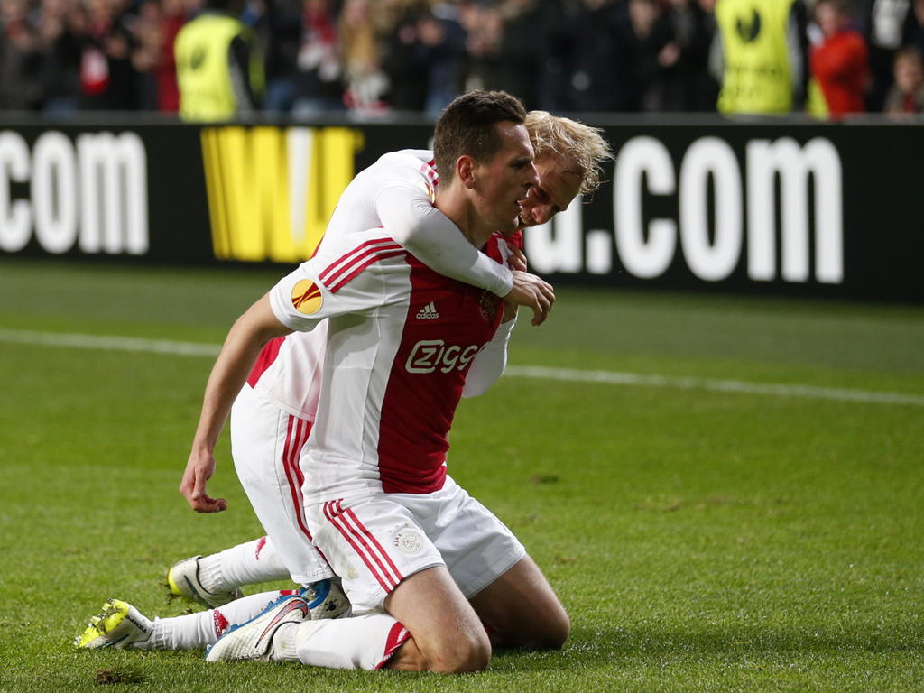 Arkadiusz Milik (l.) zet Ajax op voorsprong in de Europa League wedstrijd tegen Legia Warschau en Nicolai Boilesen (r.) juicht mee. (19-02-2015)