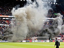 Fans van FC Twente steken vuurwerk af voor FC Twente - AZ. Niet om de sfeer te verhogen, maar gezien de zwarte rook is het meer een signaal richting de club. (26-04-2015)