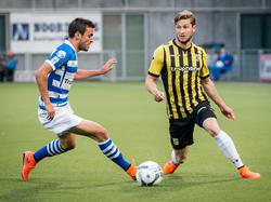 Bram van Polen (l.) probeert weg te draaien bij Jan-Arie van der Heijden (r.) tijdens het play-offduel PEC Zwolle - Vitesse. (21-05-2015)