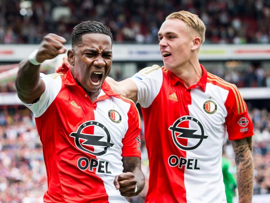 Invaller Eljero Elia (l.) tekent tegen Willem II voor de belangrijke 1-0. Hij viert het doelpunt van Feyenoord samen met teamgenoot Rick Karsdorp (r.). (13-09-2015)