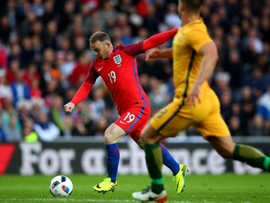 Englands Wayne Rooney (l.) traf gegen Australien